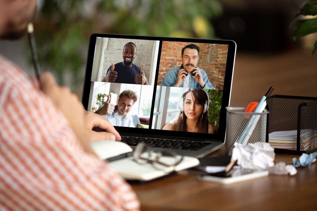 personas en una videollamada trabajando en casa