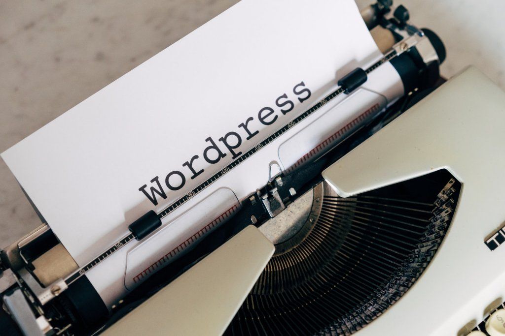 maquina de escribir con el texto wordpress